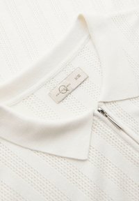 Unselected, white