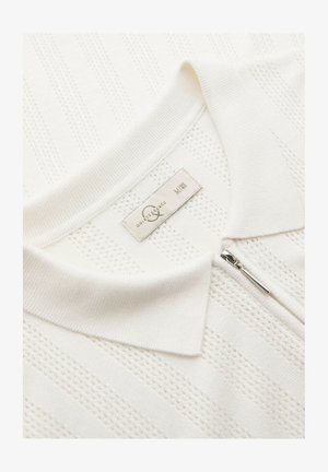 Weißes Strick-Polohemd mit horizontalen Streifen und einem strukturierten Muster. Enthält einen halben Reißverschluss und ein Markenlabel am Hals.