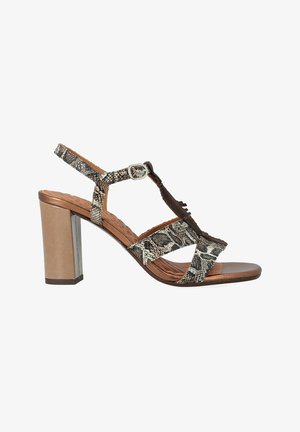 Sandale à talon pour femmes, ouverte à l'avant, avec talon bloc marron, lanières à motif peau de serpent, boucle à la cheville et détails à franges le long de la lanière centrale.