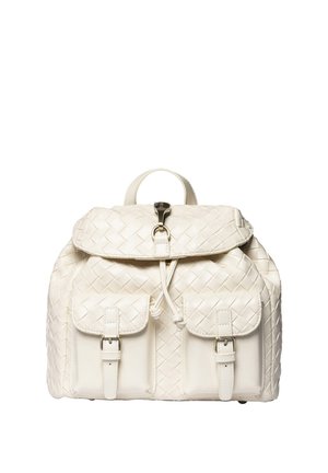 Zaino in pelle intrecciata avorio con manico superiore, chiusura a patta, coulisse e due tasche frontali con fibbia.