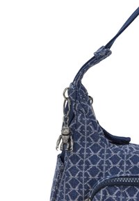Torba na ramię z denimu w ciemnoniebieskim kolorze w diamentowy wzór, z srebrnym zawieszką w kształcie małpy i zamkiem błyskawicznym. Gładka faktura i regulowany pasek.