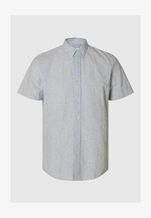 Rövid ujjú, gombos férfi ing vékony, függőleges kék és fehér csíkokkal, hegyes gallérral, egyszerű háttéren bemutatva.