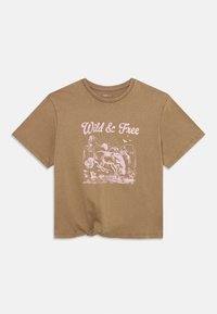 Brun bomulds t-shirt med korte ærmer, der har et pink "Wild & Free" grafik og et design af en hest og kaktusser mod en landskabsbaggrund.