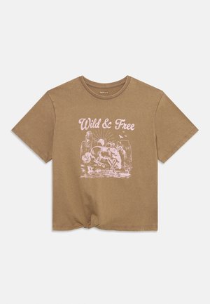 Camiseta de algodón marrón de manga corta, con un gráfico rosa que dice "Wild & Free" y un diseño de un caballo y cactus contra un fondo paisajístico.