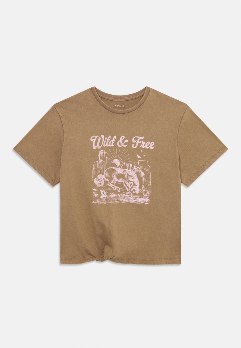 Brun bomulds t-shirt med korte ærmer, der har et pink "Wild & Free" grafik og et design af en hest og kaktusser mod en landskabsbaggrund.