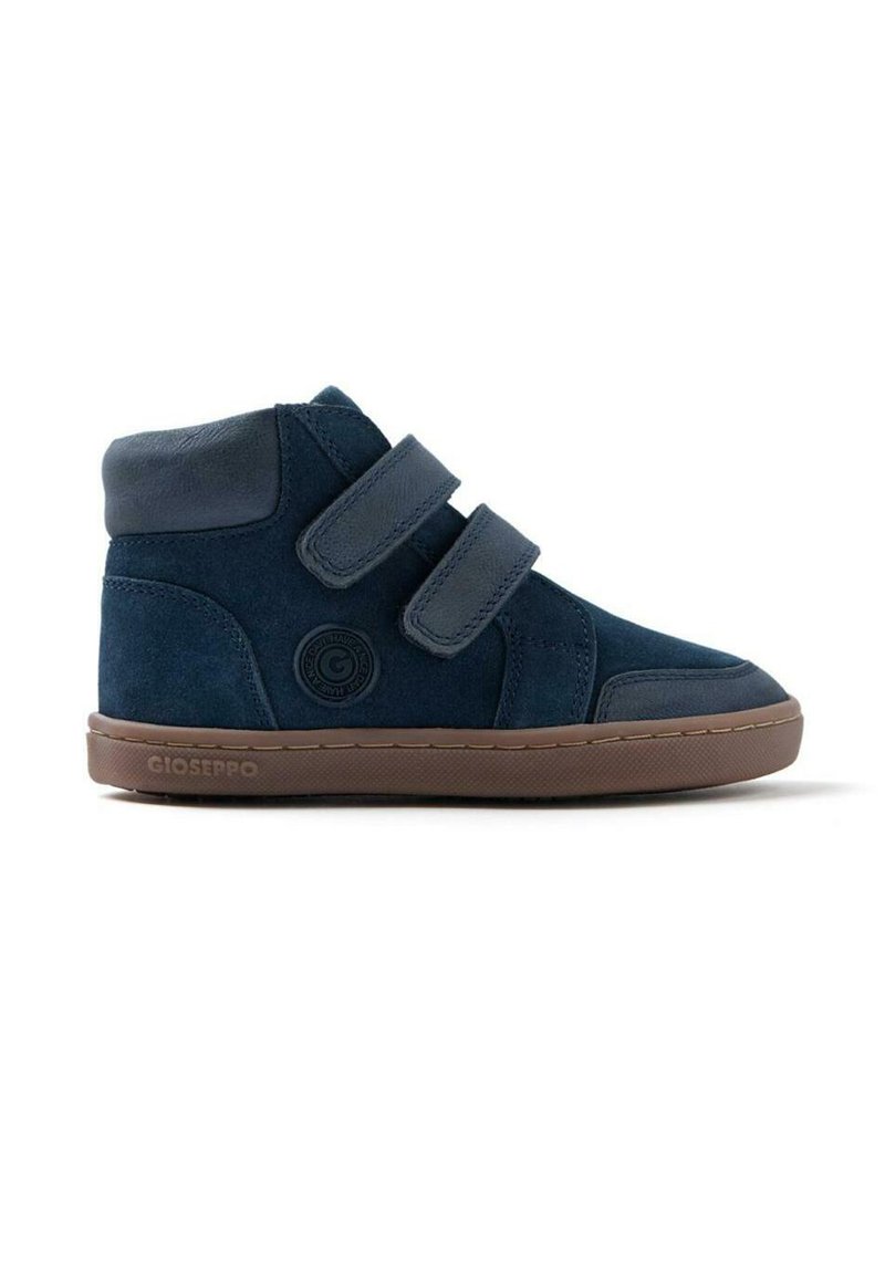 Zapatillas de caña alta azul marino con dos tiras de Velcro, material de ante suave, puntera redonda y suela de goma marrón. Incluye un logotipo de la marca en el costado.