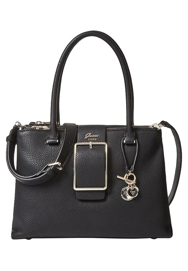 Bolso de cuero negro con acabado texturizado, doble asa, correa de hombro desmontable, detalle de hebilla grande y adornos de llavero.