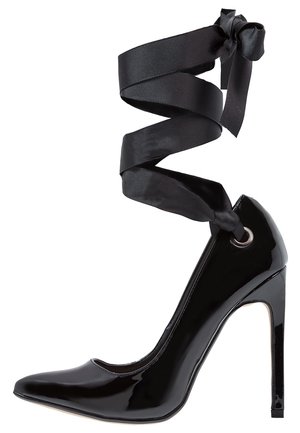 Zwarte lakleren hoge hak met een spitse neus en enkelbandjes, voorzien van een oogje voor het lint bij de enkel.