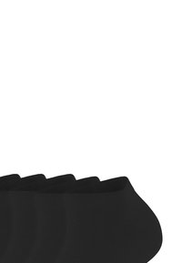 Viisi paria mustia näkymättömiä sukkia aseteltuna vierekkäin valkoisella taustalla, näyttäen ylä- ja sivunäkymät.