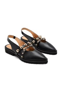 Scarpe slingback nere con punta affusolata, finitura in pelle liscia e dettagli in perline metalliche sulla parte superiore. Suola in gomma testurizzata.