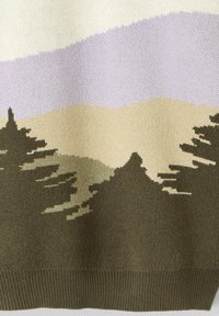Vêtement en maille présentant une scène de nature avec des arbres verts texturés, des collines superposées en beige doux et lavande, et un détail à ourlet côtelé.