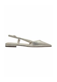 Slingback-lägenheter med spetsig tå, tillverkade av metallic silver material, med en smal rem och en låg blockklack. Slät textur.