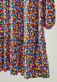 Bloemige jurk met een zwarte achtergrond en meerkleurige bloemen in rood, roze, geel en blauw. Lichtgewicht stof met een gerimpelde zoom.