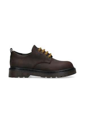 Scarpe in pelle marrone con punta rotonda, suola in gomma texture e occhielli in metallo dorato. Presentano un design robusto e un occhiello per il tallone.