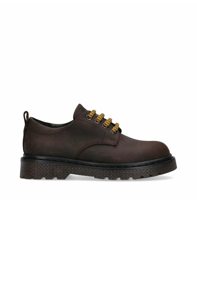 Bruine leren schoenen met ronde neuzen, een gestructureerde rubberen zool en gouden veterogen. Bevatten een stevige constructie en een trekhaak bij de hak.