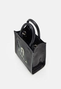 Černá pletená kabelka se dvěma zakulacenými držadly, se zlatým logem a hladkými koženými akcenty. Kompaktní design se strukturovaným tvarem.