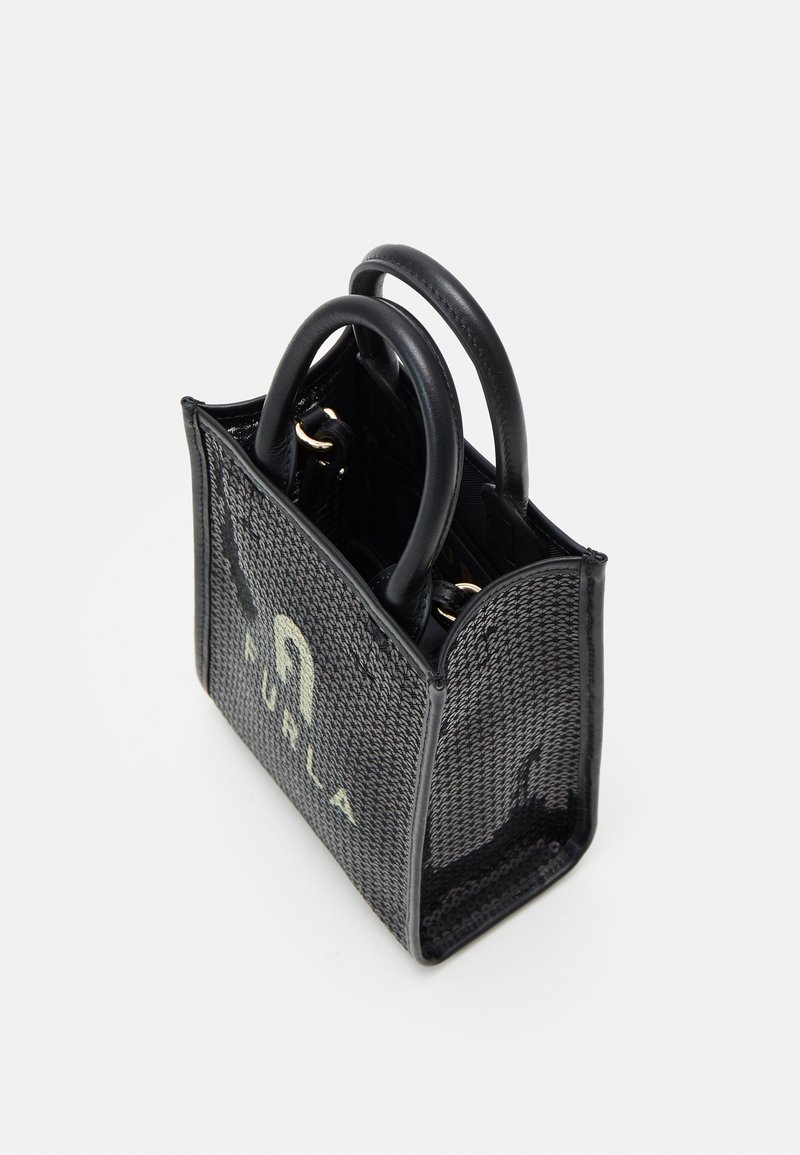 Černá pletená kabelka se dvěma zakulacenými držadly, se zlatým logem a hladkými koženými akcenty. Kompaktní design se strukturovaným tvarem.