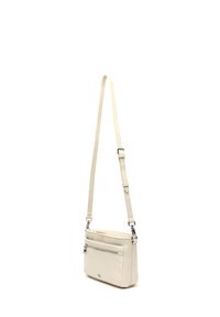 Borsa a tracolla in pelle bianca con tracolla regolabile, dotata di due tasche con zip e una texture liscia. Forma rettangolare compatta.