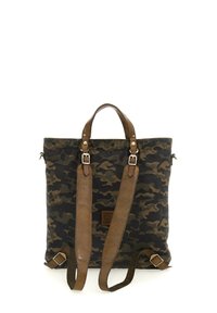 Borsa tote a motivo camouflage con dettagli in pelle marrone, manici superiori e tracolle regolabili. Realizzata in tessuto resistente con una forma strutturata.