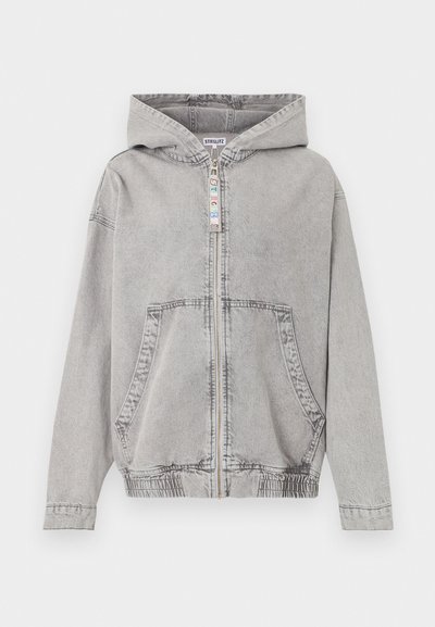Ανοιχτό γκρι ζακέτα με κουκούλα και φερμουάρ, με μπροστινές τσέπες, ελαστική μέση και μεταλλικό τράβηγμα φερμουάρ με πολύχρωμα γράμματα «STIEGLITZ».