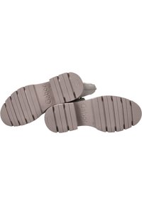 Bottes à semelle grise avec une semelle extérieure en caoutchouc texturé, présentant plusieurs rainures horizontales et un logo dans la zone du talon.