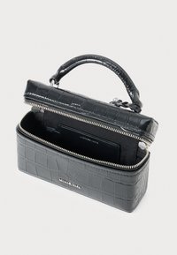Borsa in pelle nera con stampa coccodrillo, chiusura con zip, manico superiore e interno foderato con uno scomparto per carte. Accessori in metallo color argento.