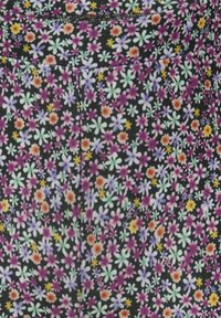 Zwarte stof met een levendig bloemenpatroon dat roze, paarse, gele en groene bloemen bevat, waardoor een dichte, gestructureerde uitstraling ontstaat.