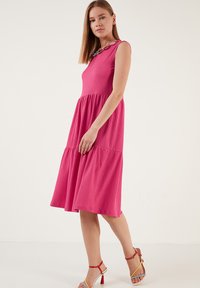 LELA REGULAR FIT - Strickkleid - fuchsia