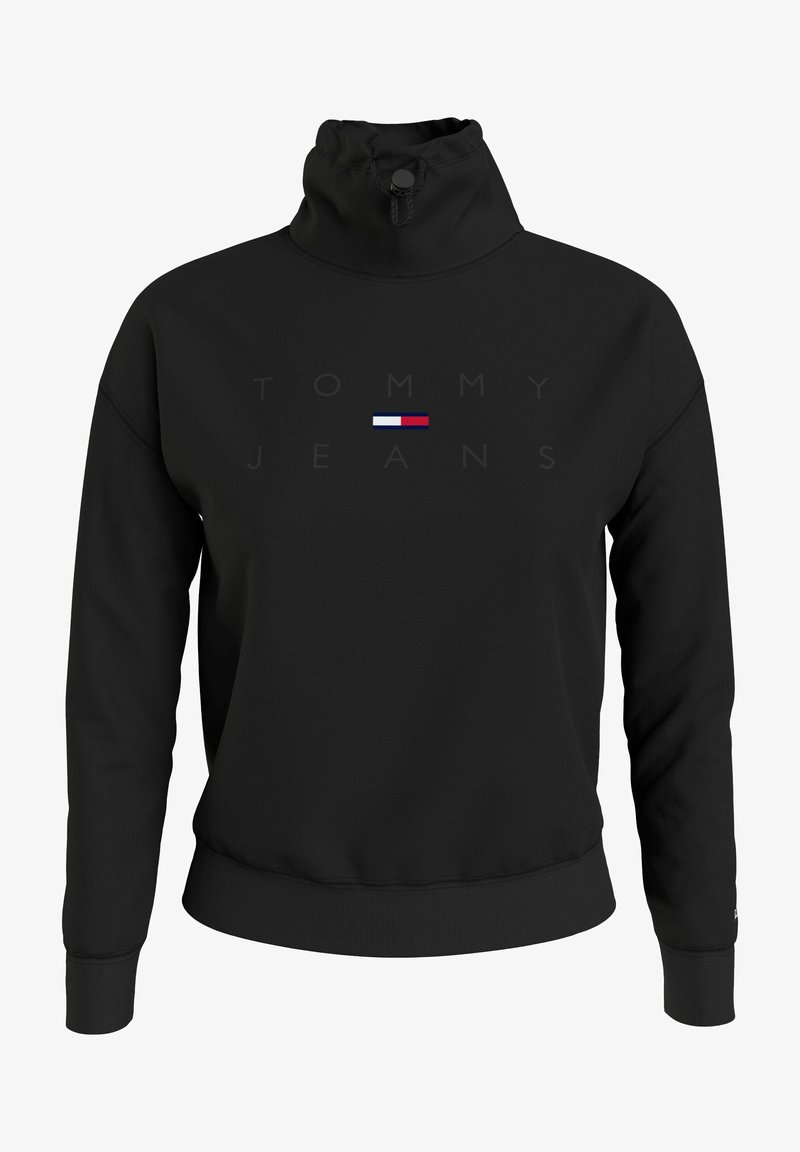 Sudadera negra de cuello alto hecha de un tejido suave, con un logotipo frontal en letras negritas y un pequeño acento de logotipo multicolor.