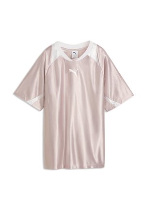 T-shirt de sport à manches courtes rose clair avec des accents blancs et le logo Puma sur la poitrine, présenté sur un fond blanc uni.