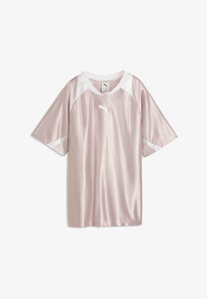 Lyserød sportst-shirt med korte ærmer med hvide accenter og Puma-logo på brystet, vist på en ensfarvet hvid baggrund.