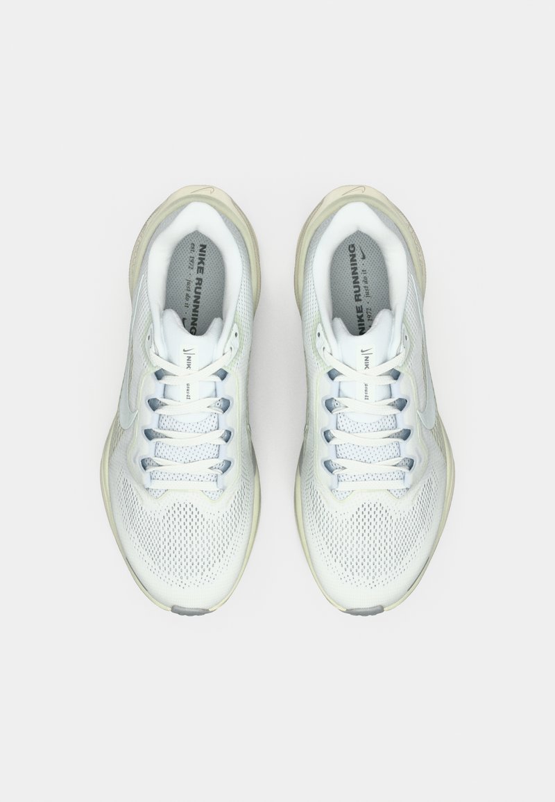 Zapatillas de correr azul claro con parte superior de malla, diseño con cordones y logotipo blanco. Suela acolchada con punta lisa y redondeada.