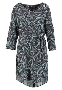 Vestido de manga corta en tela negra con un estampado de hojas verdes y flores rosas. Cuenta con un cinturón en la cintura y un escote redondeado para un ajuste relajado.