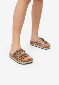 Bosanova CON PIEDRAS Y HEBILLAS - Mules - oro