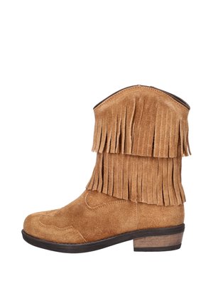 Beige suède western enkellaars met dubbele franjes en lage houten hak, zijaanzicht op witte achtergrond.