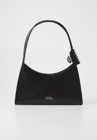 Fekete bőr kézitáska ívelt sziluettel, lapos pánttal és díszcsattal. Az ezüst színű fémrészeken a "MARC JACOBS" logó található. Simább textúrával.