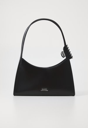 Bolsa de couro preta com uma silhueta curva. Apresenta uma alça curta, um detalhe de hardware único e logotipo na parte da frente.