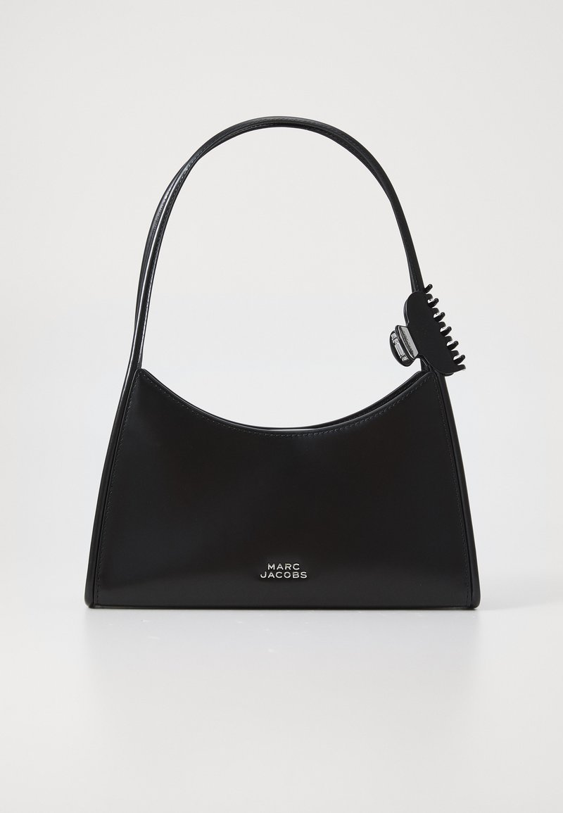 Sac à main en cuir noir avec une silhouette incurvée. Dispose d'une poignée courte, d'un accent matériel unique et de détails de logo sur le devant.
