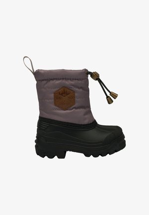 Isolierter lila Stiefel mit einer strukturierten schwarzen Sohle, Kordelzugverschluss und braunem Lederfleck als Detail. Wasserdichtes Design.