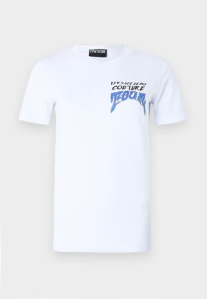 T-shirt in cotone bianco con una grafica in testo blu e nero che legge "VERSACE JEANS COUTURE" con un design stilizzato e audace. Maniche corte.