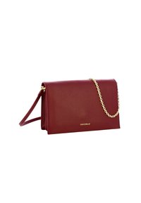 Sac bandoulière en cuir rouge à finition texturée, équipé d'une sangle chaîne dorée et d'un rabat à fermeture, orné d'un logo doré en bas.