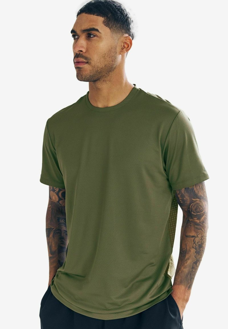 T-shirt de sport vert olive en tissu léger et respirant avec un motif texturé, à manches courtes et col rond.
