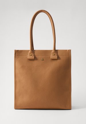 Bruine leren schoudertas met twee lange handvatten, gouden hardware accenten en een gladde textuur. Eenvoudig, rechthoekig ontwerp zonder versieringen.