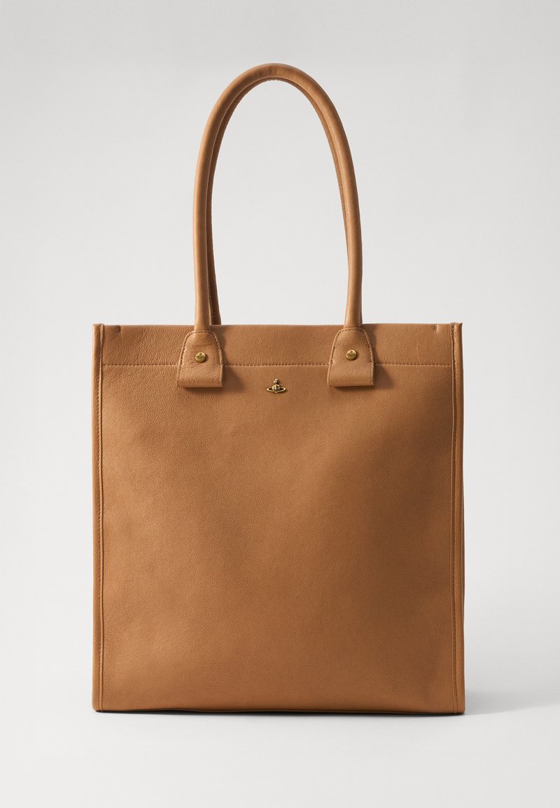 Borsa a tote in pelle marrone con due manici lunghi, dettagli in metallo dorato e una texture liscia. Design semplice e rettangolare senza decorazioni.