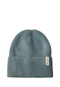 Beanie lavorato a maglia di colore blu chiaro con un design a coste e un orlo ripiegato. Presenta un piccolo etichetta cucita di lato. Texture morbida.