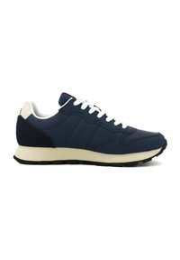 Scarpa sportiva blu navy con tomaia in pelle liscia, lacci bianchi, suola beige chiaro e accentuazione in suede blu navy testurizzato sul tallone.