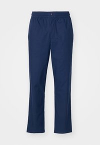 Pantaloni leggeri blu navy con elastico in vita, chiusura a bottone, design a gamba dritta e senza modelli o dettagli visibili.