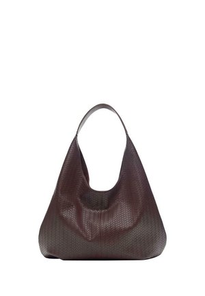Sac hobo en cuir tressé marron avec une poignée d'épaule unique et une forme décontractée et incurvée sur fond blanc.