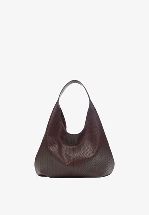 Borsa hobo intrecciata in pelle marrone con una singola tracolla e una forma morbida e curva su uno sfondo bianco.