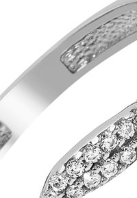 Bague en argent avec un anneau lisse et une section texturée ornée de pierres étincelantes alignées sur un côté.